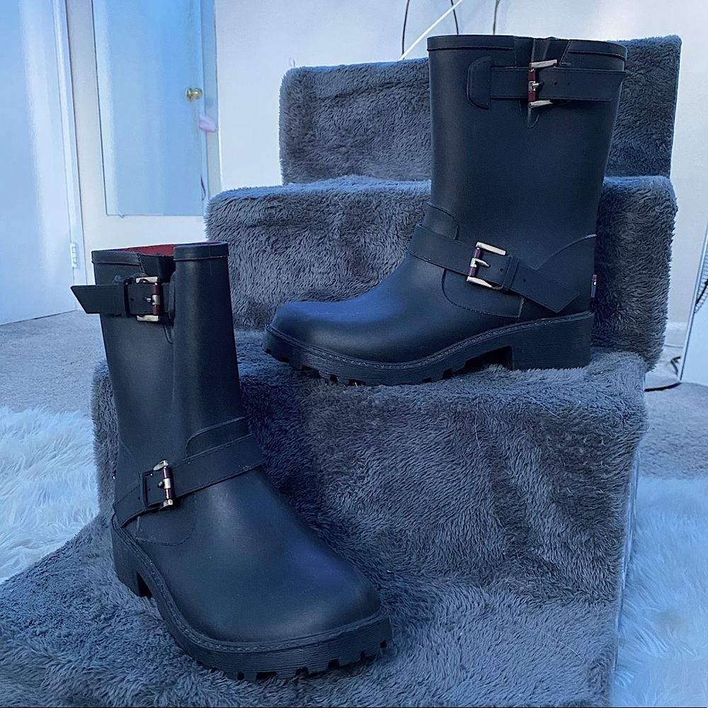 Tommy Hilfiger short rain boot, Navy Blue , rubber material, sz 8